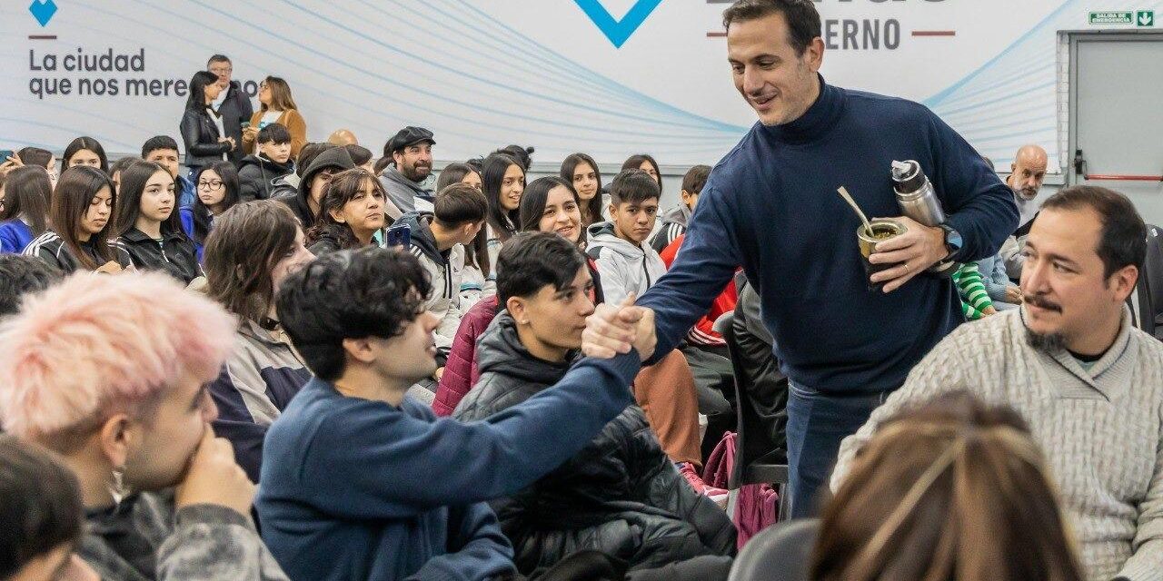 Lanús: Julián Alvarez abrió el encuentro local del programa "Futuro Memoria" junto a 230 jóvenes en escuelas secundarias