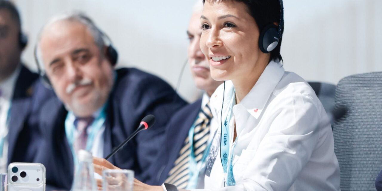 En el Foro Urbano Mundial de la ONU, Mayra Mendoza busca financiamiento para la mega obra de los arroyos