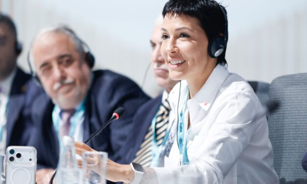 En el Foro Urbano Mundial de la ONU, Mayra Mendoza busca financiamiento para la mega obra de los arroyos