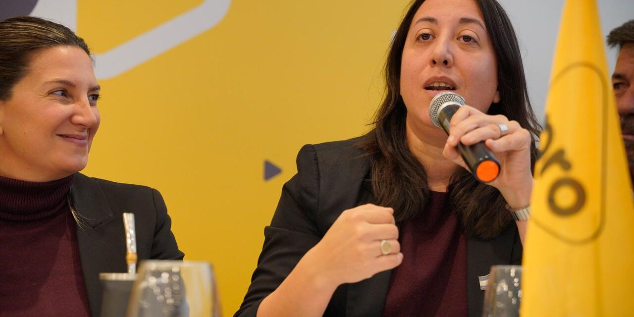 La diputada nacional quilmeña, Maru Sotolano, encabezó con Macri el Foro de Legisladores Provinciales del PRO