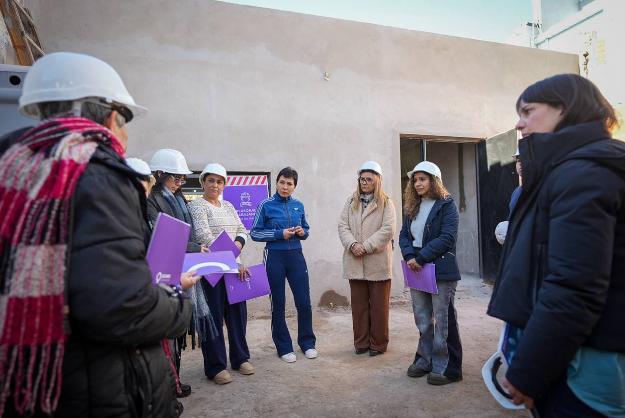 Mayra Mendoza recorrió la obra de la casa de abrigo temporal para infancias y adolescencias de Quilmes