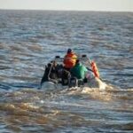 Confirman el hallazgo en el agua pertenencias de lospescadores desaparecidos en el Rio de la Plata, y crece la angustia
