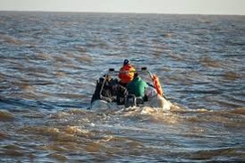 Confirman el hallazgo en el agua pertenencias de lospescadores desaparecidos en el Rio de la Plata, y crece la angustia