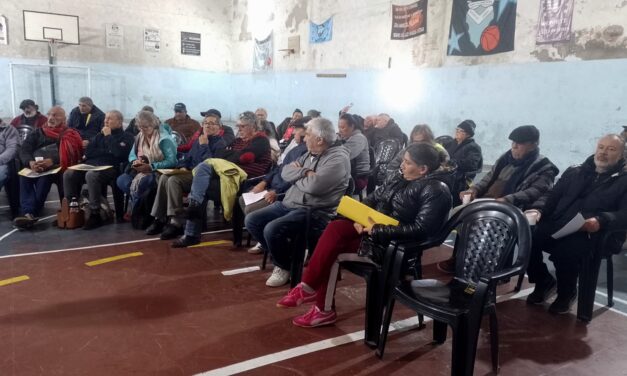 Después de la asamblea de jubilados en el Juventud Unida de Bernal, concidieron "que esto es un genocidio por goteo"