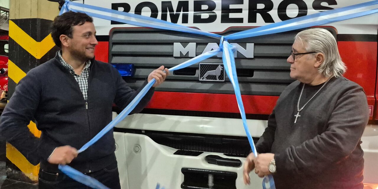 Lanús Gobierno entregó un nuevo hidroelevador a los Bomberos de Lanús
