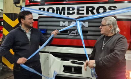 Lanús Gobierno entregó un nuevo hidroelevador a los Bomberos de Lanús