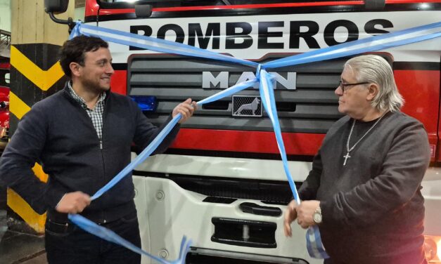 Lanús Gobierno entregó un nuevo hidroelevador a los Bomberos de Lanús
