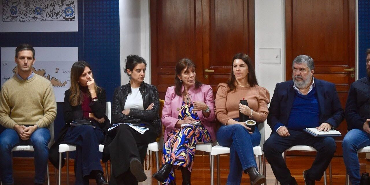 El PJ Nacional, partidos aliados y organizaciones sociales convocan a un masivo "Banderazo" por Cristina Libre en Parque Lezama.