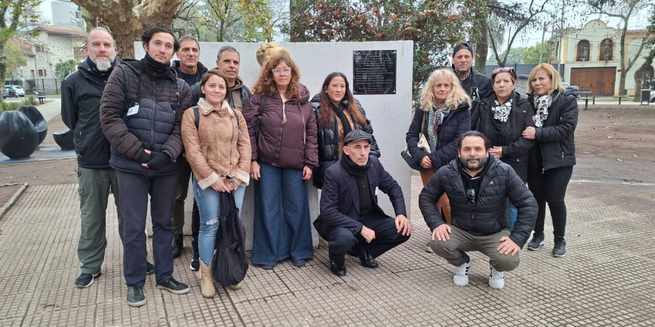 Un grupo de comunicadores y periodistas homenajearon a los trabajadores de prensa que fallecieron