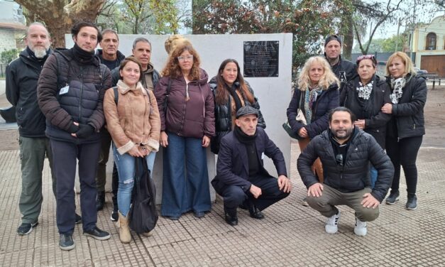 Un grupo de comunicadores y periodistas homenajearon a los trabajadores de prensa que fallecieron