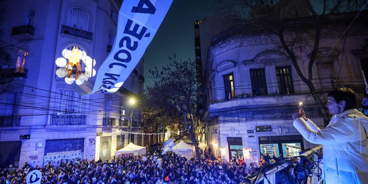 Multitudinaria caravana de quilmeños a San José 1111 para apoyar y pedir la libertad de CFK: "No habrá gobierno peronista son Cristina libre", djio Mayra Mendoza