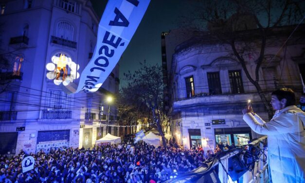Multitudinaria caravana de quilmeños a San José 1111 para apoyar y pedir la libertad de CFK: "No habrá gobierno peronista son Cristina libre", djio Mayra Mendoza