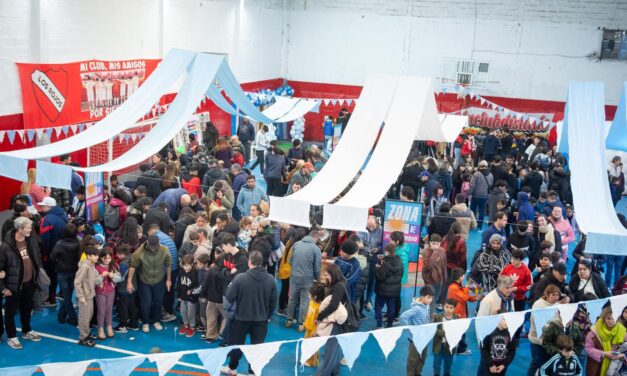 Multitudinaria jornada de intercambio de figuritas en el Club Los Rojos de Gerli organizada por el senador Santalla