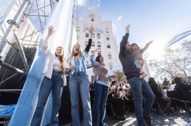 Miles de vecinos de Lomas de Zamora celebraron el 9 de julio con “Amor por la Patria y Mundial en Comunidad”
