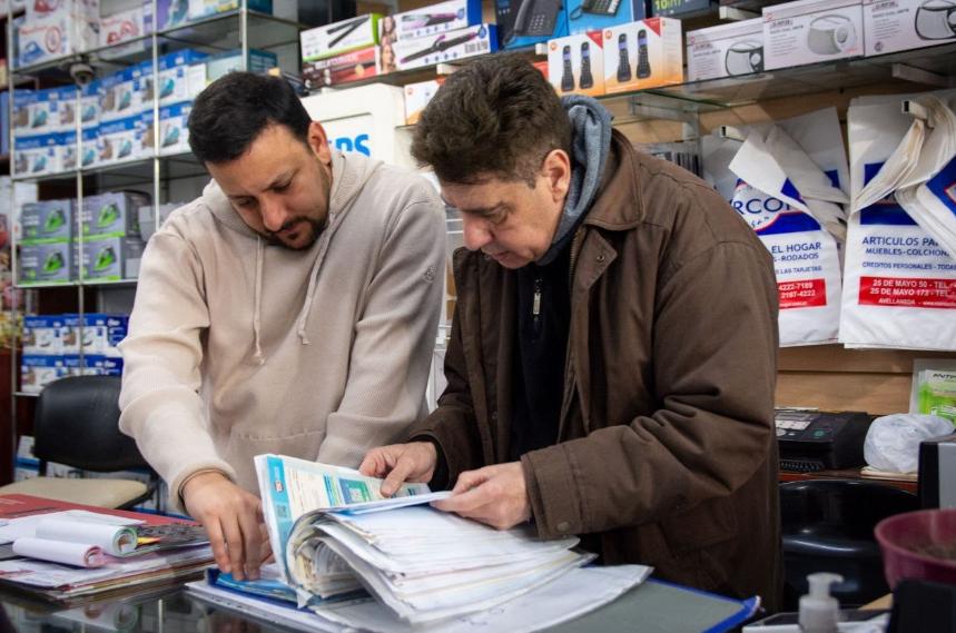 El senador Santalla recorrió comercios avellanedenses y conversó sobre la grave crisis del sector