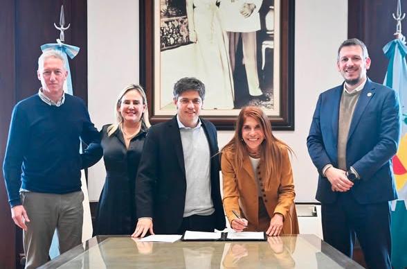 La intendenta Sierra firmó un acuerdo con Kicillof para incorporar maquinaria y vehículos en Avellaneda