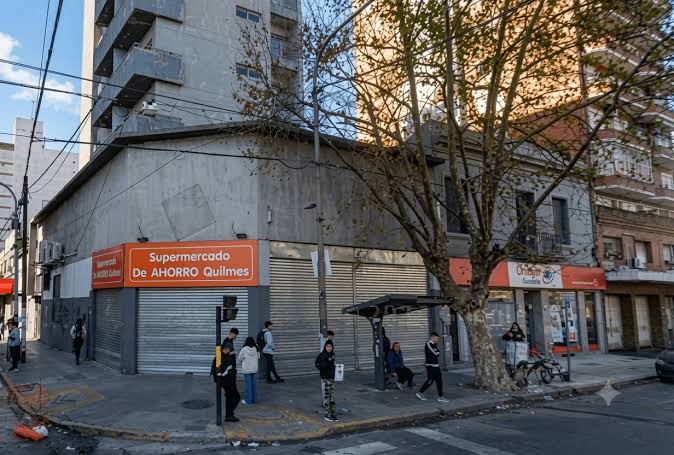 Cerró Supermercado Ahorro en Quilmes Centro, y preocupa el récord de locales vacíos y persianas bajas
