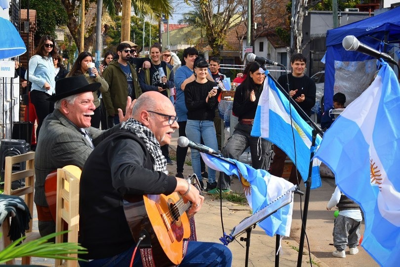 Peña Patria por la Independencia por las calles de Quilmes