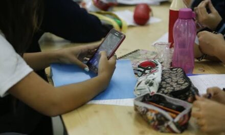 Cada vez más colegios secundarios toman medidas rectrictivas para el uso de celulares
