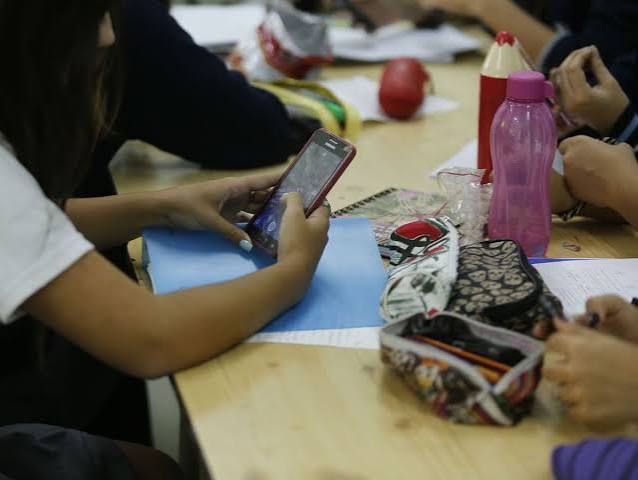 Cada vez más colegios secundarios toman medidas rectrictivas para el uso de celulares
