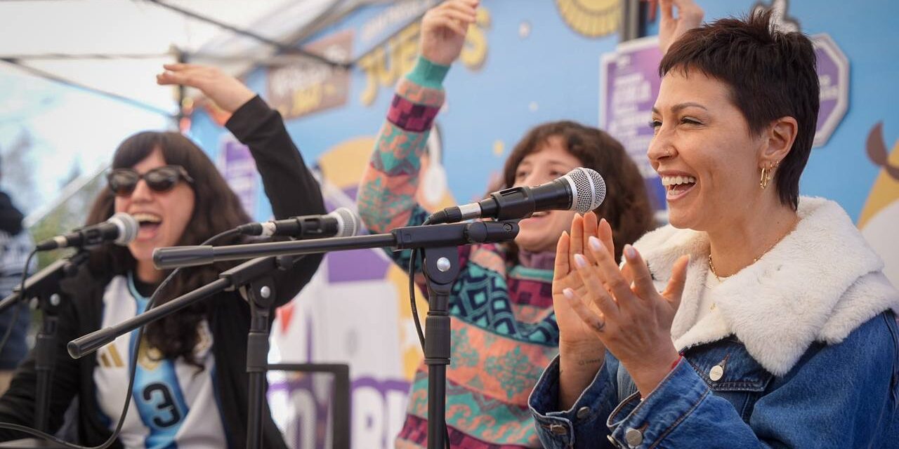 Mayra Mendoza recorrió el Gran Parque de Juegos que se abrió en Vacaciones de Invierno en el Polideportivo