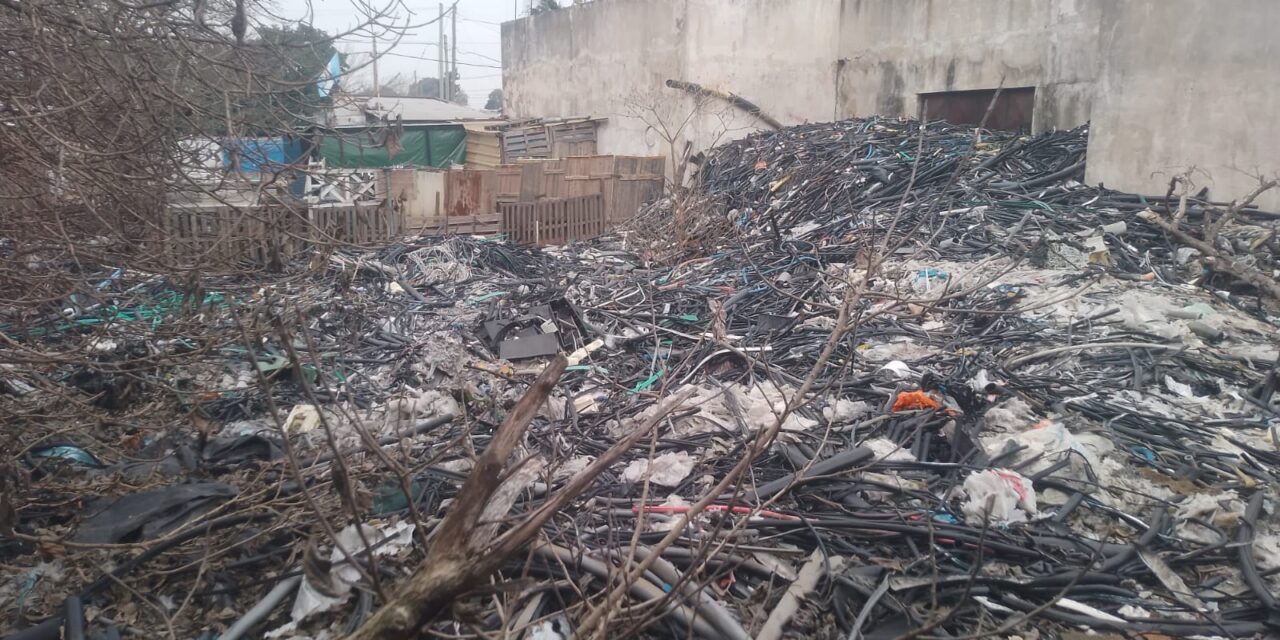 Bernal Oeste: Malestar vecinal por un peligroso acopio de cables y materiales peligrosos