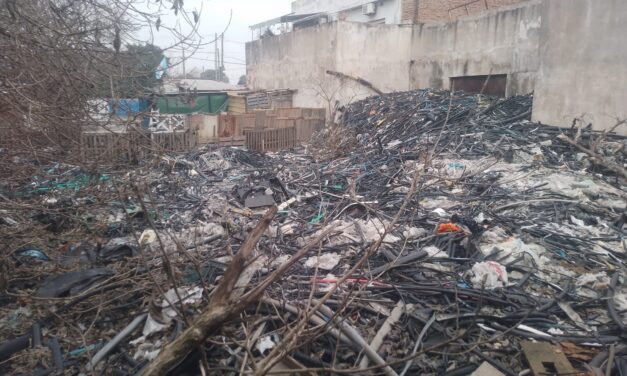 Bernal Oeste: Malestar vecinal por un peligroso acopio de cables y materiales peligrosos