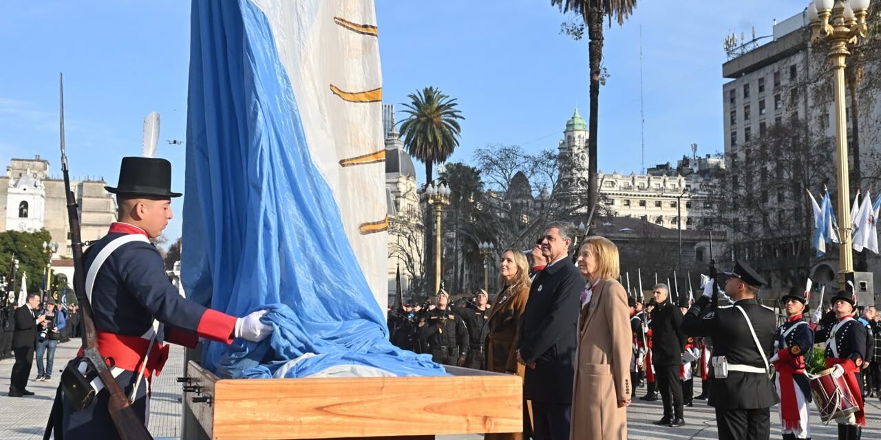Día de la Independencia: Jorge Macri encabezó el izamiento de la bandera en la Plaza de Mayo