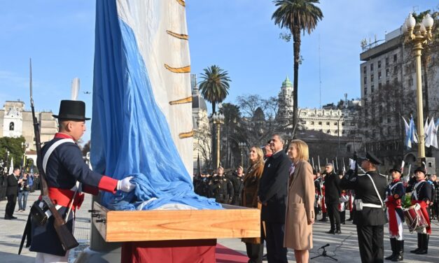 Día de la Independencia: Jorge Macri encabezó el izamiento de la bandera en la Plaza de Mayo