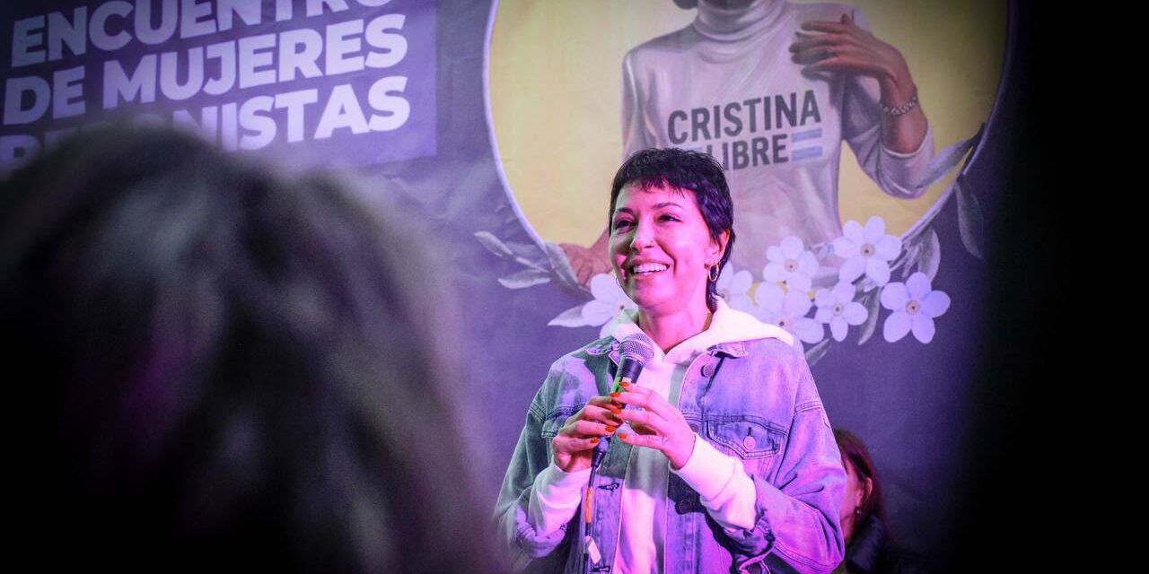 Mayra y la tarea del peronismo de cara al 2027: “Recomposición salarial, reestructuración de la deuda con el FMI, reforma judicial y Cristina libre”
