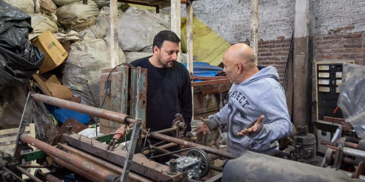 Santalla entregó indumentaria de trabajo a una cooperativa de reciclado de Avellaneda