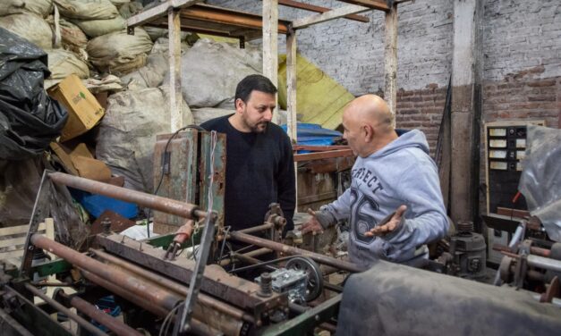 Santalla entregó indumentaria de trabajo a una cooperativa de reciclado de Avellaneda