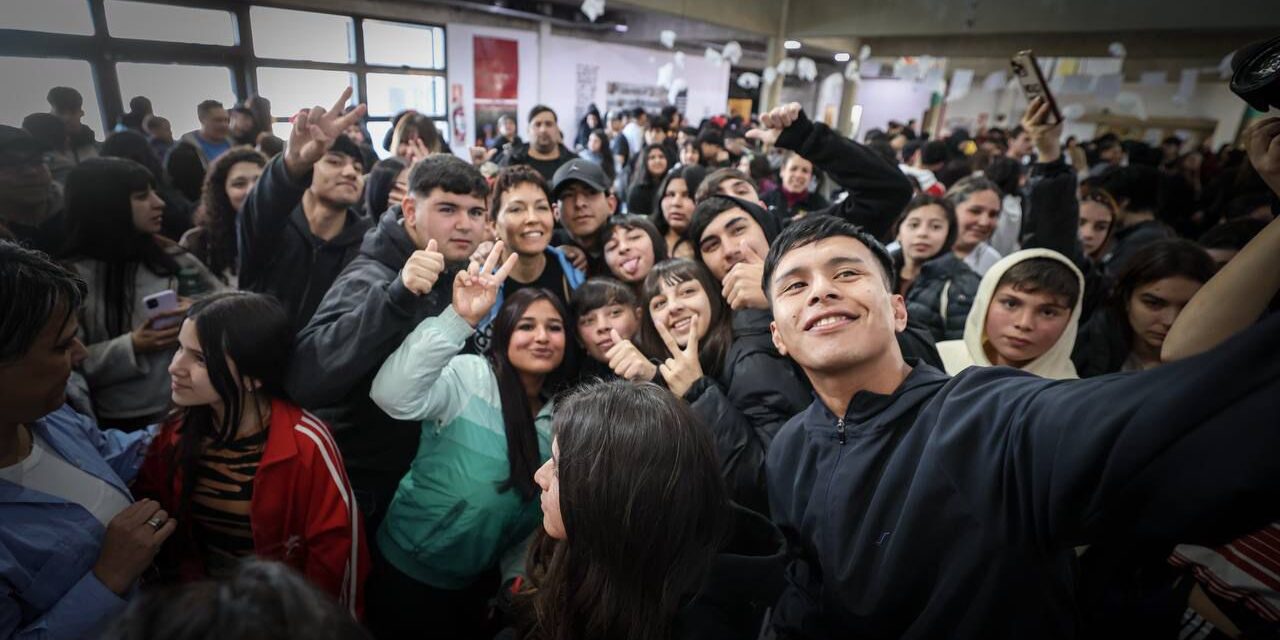 Mayra Mendoza insistió en poner límites y regulaciones a la digitalidad junto a 300 jóvenes del Programa Envión