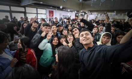 Mayra Mendoza insistió en poner límites y regulaciones a la digitalidad junto a 300 jóvenes del Programa Envión