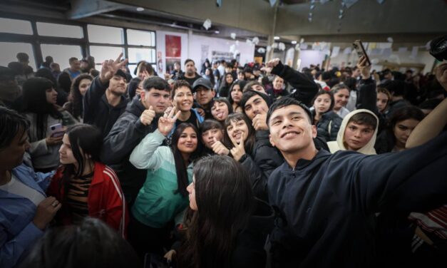 Mayra Mendoza insistió en poner límites y regulaciones a la digitalidad junto a 300 jóvenes del Programa Envión