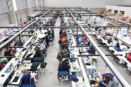 "Piensen la próxima vez que voten", les dijo un empresario llorando a los 120 trabajadores que despidió