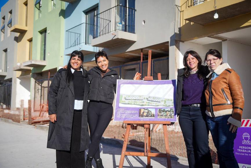 Mayra, Mieri y Batakis recorrieron la construcción de 28 viviendas del barrio La Odisea