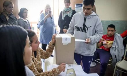 En los barrios populares, el peronismo retiene a más votantes jóvenes que los libertarios