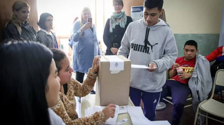 En los barrios populares, el peronismo retiene a más votantes jóvenes que los libertarios