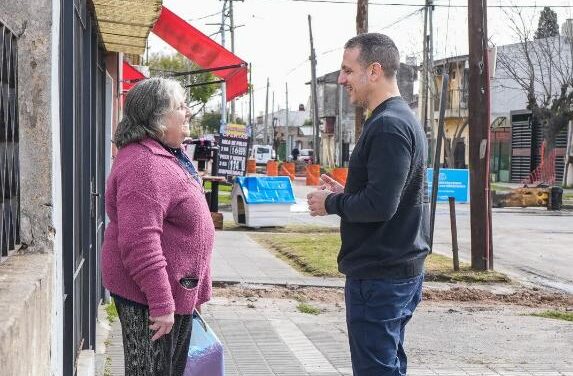 Julián Alvarez supervisó el avance de las obras de pavimentación en Villa Obrera