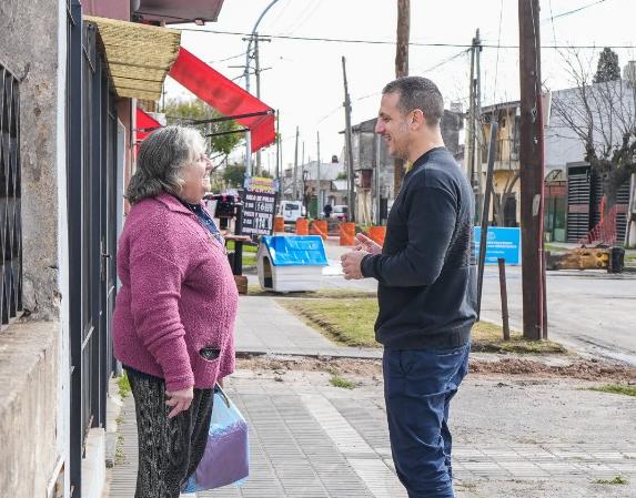 Julián Alvarez supervisó el avance de las obras de pavimentación en Villa Obrera