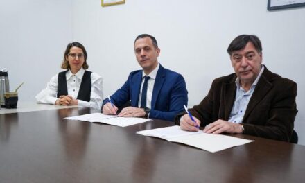 Julián Alvarez firmó un convenio con la UNDAV para la formación de la nueva escuela de policía de prevención de Lanús
