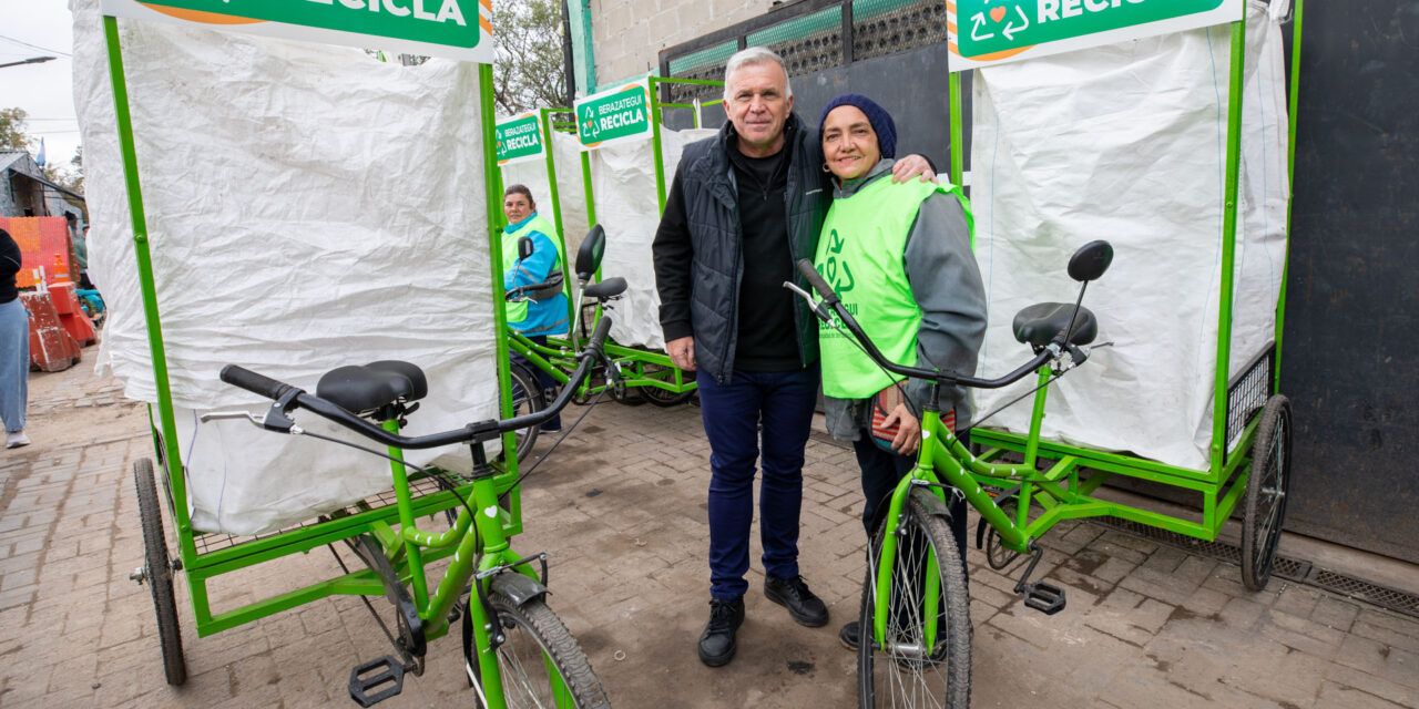 Carlos Balor entregó equipamiento a recicladores a trabajadores de Berazategui Recicla