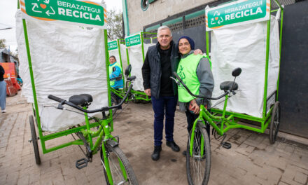 Carlos Balor entregó equipamiento a recicladores a trabajadores de Berazategui Recicla