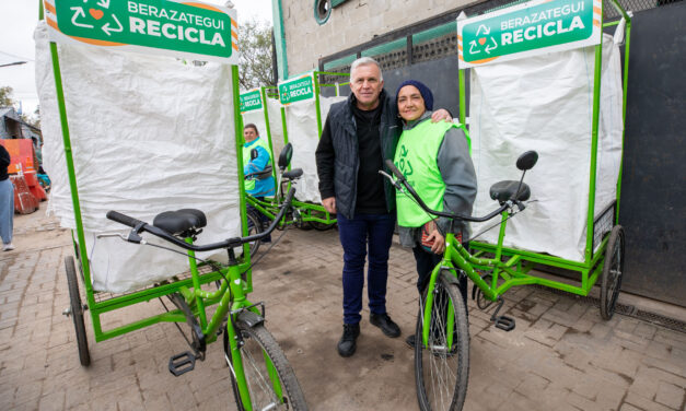 Carlos Balor entregó equipamiento a recicladores a trabajadores de Berazategui Recicla