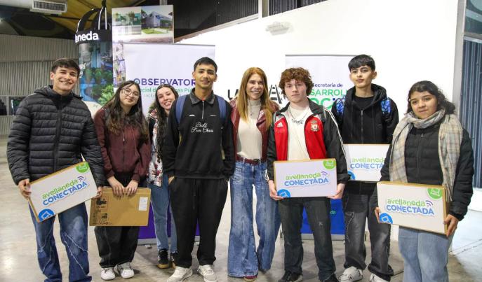 En Avellaneda, la Intendenta Magdalena Sierra entregó 3800 netbooks a estudiantes secundarios del último año