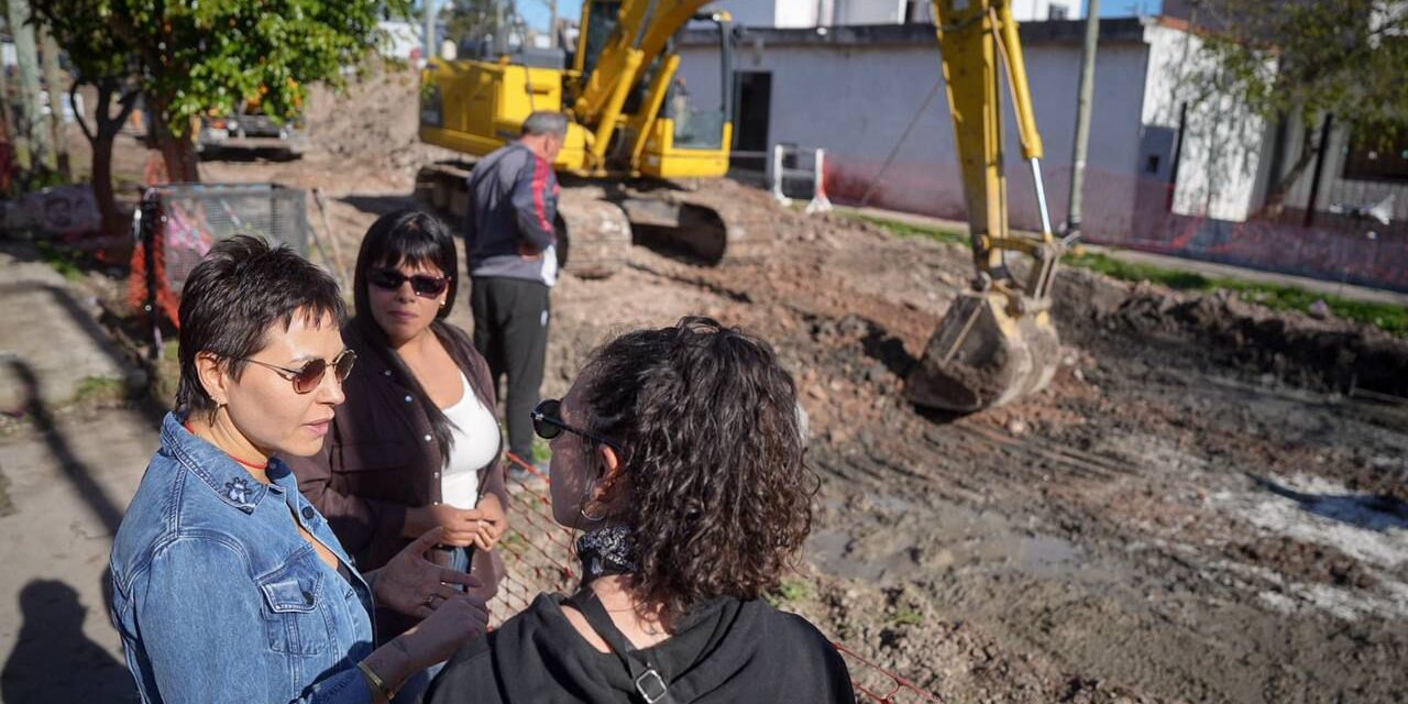 Mayra Mendoza y Eva Mieri en el inicio de una obra de pavimentos en VIlla Alcira