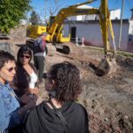 Mayra Mendoza y Eva Mieri en el inicio de una obra de pavimentos en VIlla Alcira