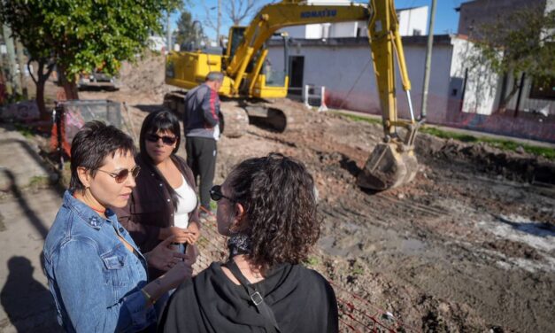 Mayra Mendoza y Eva Mieri en el inicio de una obra de pavimentos en VIlla Alcira