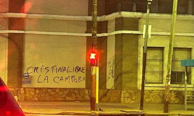 Lanús: El intendente Álvarez denuncia vandalismo con pintadas Cristina Libre "en nombre de La Cámpora"